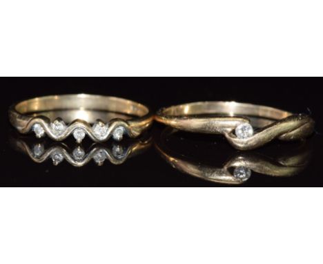 A 9k white gold ring set with black diamonds, 2.8g, size L