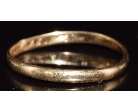 An 18ct gold wedding band / ring, 1.6g, size R