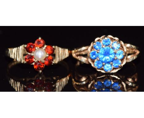 Two 9ct gold rings, one set with a pearl surrounded by garnets, 4.6g, size N