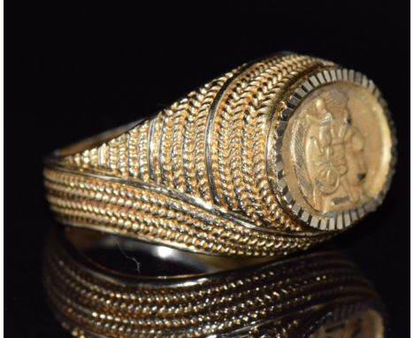 A 14k gold ring set with rope twist decoration and a cameo depicting a warrior, 6.9g, size L