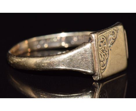 A 9ct gold singet ring with engraved foliate decoration, 2.5g, size W