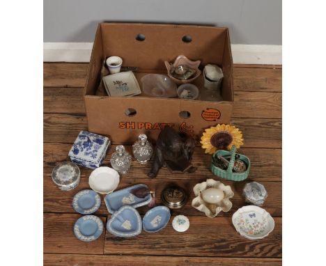 A box of mixed collectables including Wedgwood Jasperware, polished stone egg, art glass bowl, ceramic trinket boxes etc