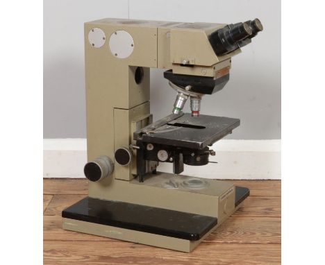 A vintage Vicker Photoplan microscope. Size: W31 x D35 x H44cm.