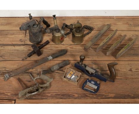 Mixed assorted vintage tools, including spirit levels, brass blowtorches, Stanley shaper No.490, Record No.044 Plough Plane a