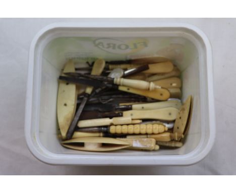 Vintage sewing items to include mother-of-pearl, bone and plastic handled crochet hooks, bobbins, pointers and other sewing t