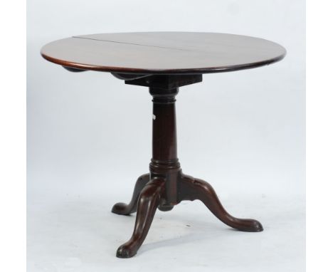 GOOD 18th CENTURY MAHOGANY SNAP-TOP OCCASIONAL OR SMALL BREAKFAST TABLE, the circular two piece top above a heavy turned gun 