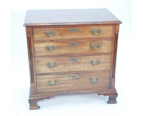 GOOD QUALITY GEORGE III MAHOGANY BACHELORS CHEST, the oblong moulded top above four graduated drawers, fitted with brass swan