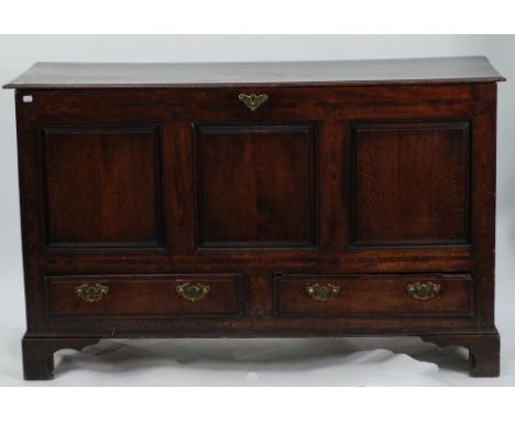 EARLY 18th CENTURY CROSSBANDED OAK DOWER CHEST, the moulded oblong plank top above a three panelled front with a pair of moul