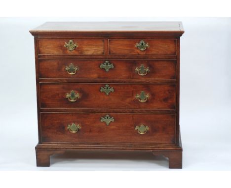 GEORGE III MAHOGANY CHEST OF DRAWERS, the moulded oblong top above two shoet and three long, graduated and cockbeaded drawers