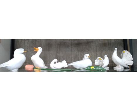 two Lladro doves, two Hollohasa ducks, two others and a ceramic tulip (7) 