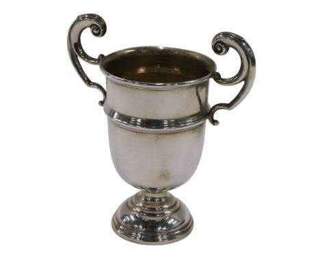 An Edwardian silver two handled cup, on a domed foot, Birmingham 1909, 1.09oz. 