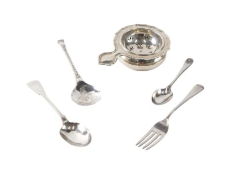 An Elizabeth II silver tea strainer and stand, a commemorative spoon decoration with Dickensian carol singers, etc., 4.5oz. 