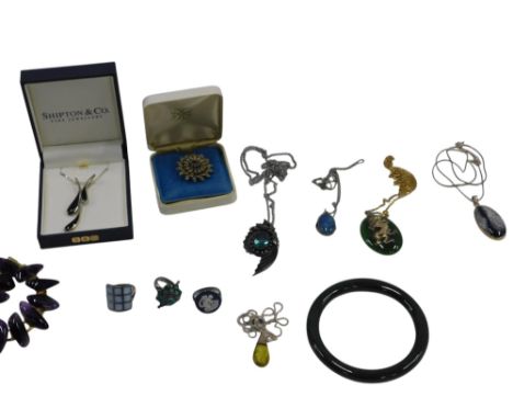 Silver and costume jewellery, including a jade bangle, pedant on chain, silver and black onyx necklace, and a silver and opal