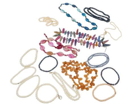 Assorted quartz necklaces, cultured and freshwater pearl necklaces, etc. (a quantity)