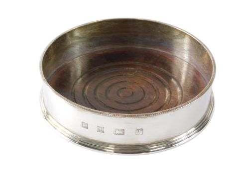 An Elizabeth II silver and mahogany wine coaster, Birmingham 1993, 13cm diameter. 