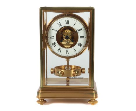 Jaeger LeCoultre Atmos-Tischuhr mit weißem ZiffernkranzSchweiz, 2. Hälfte 20. Jh., Drehpendeluhr in Skelettbauweise, 15 Stein