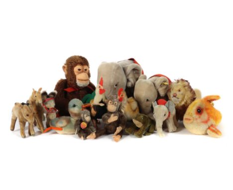 Konvolut Steiff Tiere15. St., 3 x Elefant in 3 Größen, 3 x Knopf, 1 x Fahne, L: 24, 18 und 10 cm; 3 x Jocko in 3 Größen, 1 x 
