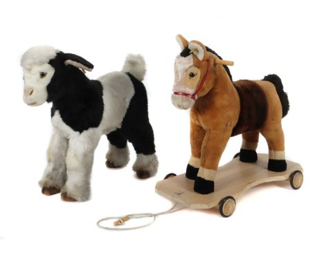 Zicklein und PferdSteiff Studio Tier u.a., 1 x Zicklein, K/F, H: 50 cm, 1 x Sitz-Pferd auf Rollen, K/F, H: ca. 50 cm; Pferd p
