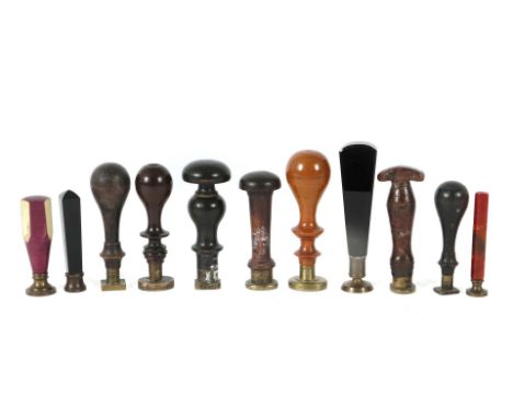Sammlung von 11 Petschaften19. Jh./um 1900, Holz/Stein/Metall, in Größe und Form variierende Petschaften, 9x mit belegter Sie