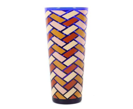 Vase mit geometrischem DekorRosenthal Egizia, um 1980, kobaltblaues Glas, auf der Wandung ein vierfarbiges, alternierendes St