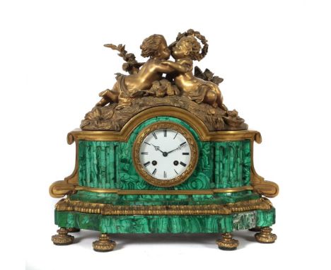 Napoleon III.-Figurenpendule mit MalachitgehäuseFrankreich, Ende 19., Napoleon III.-Stil, Emaillezifferblatt mit römischen St