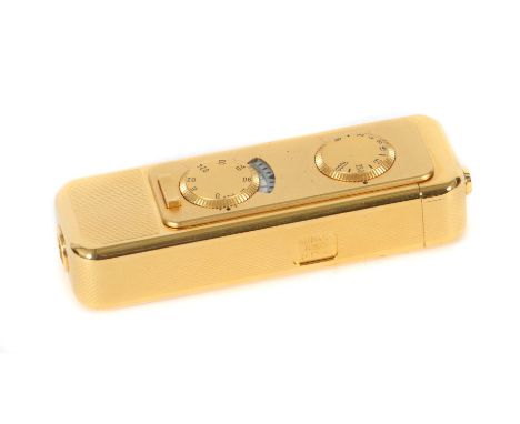 Minox-Kamera AX "Gold"1994, limitiert auf 250 Exp., 24 Karat vergoldet, guillochiert, L: ca. 8,5 cm. Sehr guter Erhaltungszus