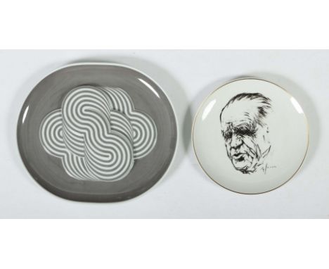 Wand- und SammeltellerKPM, Berlin, nach 1945 und Rosenthal, 1972, Porzellan, glasiert, mit schwarz-grauem bzw. grauem Druckde