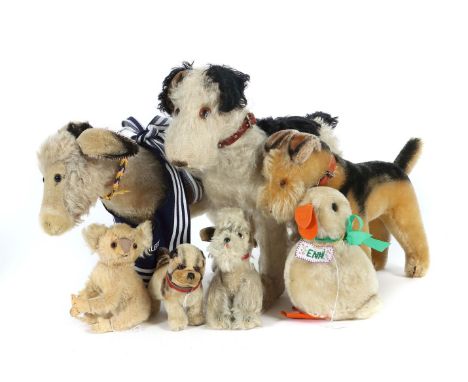 7 Stofftiere1950-70er Jahre, 4 x Steiff: 1 x Bully, L. 10 cm, ohne K/F; Schnauzer Tessi, L. 14 cm, Knopf, 1 x Esel, L. 34 cm,