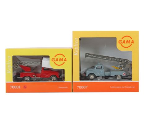2 x LeiterwagenGAMA, Replika, 1 x 7001, Feuerwehr-Leiterwagen, rot, im OK; 1 x 7007 Leiterwagen, grau, Stadtwerke, im OK; unb