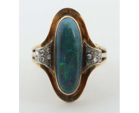 Ring mit Opal &amp; Diamantrosenum 1930, Gelb- und Weißgold 585, ca. 10 g, besetzt mit Opalcabochon und 14 Diamantrosen, säur