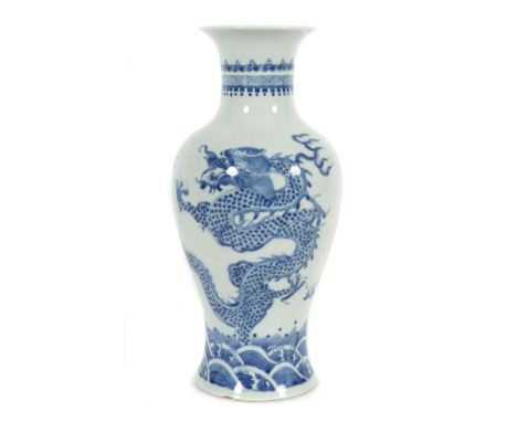 BalustervaseChian, Weißporzellan mit Blaumalerei, Motiv mit zwei aus Wellen aufsteigendem Drachen, Kangxi-Bodenmarke, H: 35,5