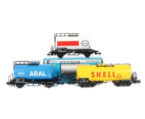 3 x KesselwagenMärklin, Spur 1, 1 x Nr. 5865 "ESSO" im OVP; 1 x Nr. 5866 "Shell"; 1 x Nr. 5867 "Aral", gering bespielt, leich