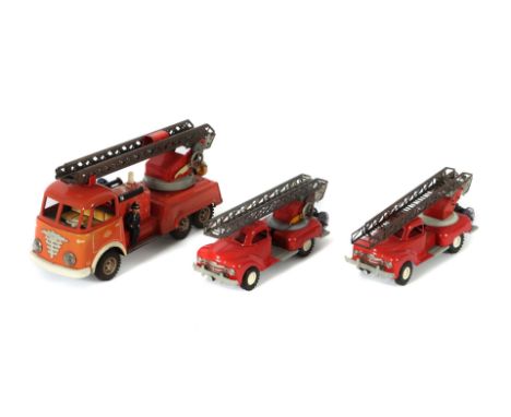 3 x LeiterwagenGAMA, ca. 1960 Jahre, Blech, rot, 1 x Modell 9600, Wassertank m. Pumpe, Löschrolle, Friktiosantrieb, 1 Massefi
