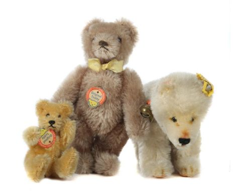 3 BärenSteiff, 2 x original Teddy, 1 x blond gegliedert, Etikett; H: 9 cm; 1 x braun, gegliedert, Etikett; 1 x Eisbär, 13120,
