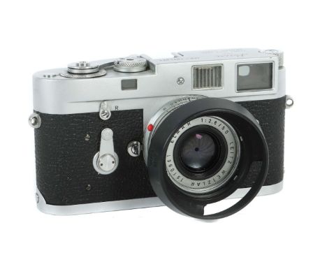 Leica M2-KameraErnst Leitz GmbH, Wetzlar, 1961, Objektiv: LEITZ WETZLAR 1910961 ELMAR 1:2.8/50, bez. und num. M2 - 1021071, L