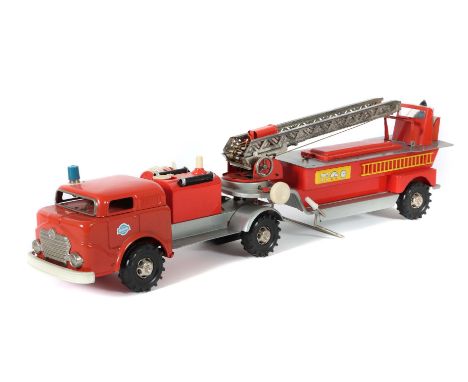 Feuerwehr-LöschzugGAMA, ca. 1960er Jahre, Metall/Kunstoff, Auflieger-LKW mit Wasserkessel, Pumpe und Löschrolle, Friktionsant