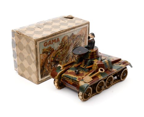 Gama Tank ”65”, Blech, CL, Uhrwerk intakt, mit Werkzeug, Figur, Schlüssel und Anleitung, Figurensockel besch., Alterungsspure