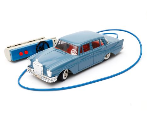 Gama Mercedes 407, Kunststoff/Blech, mit Fernbedienung, batteriebetrieben, lechte Alterungs- und Gebrauchsspuren, L 22, Z 2