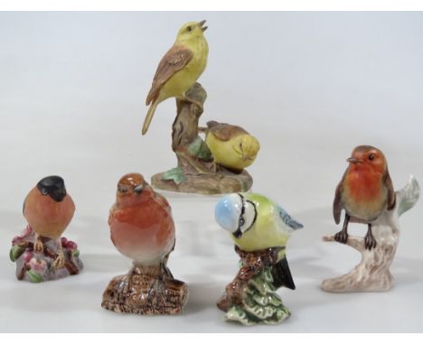 Various bird ornaments, comprising Beswick blue tit 992, 8cm high, robin 980, Goebel robin, Royal Worcester yellow hammer 377