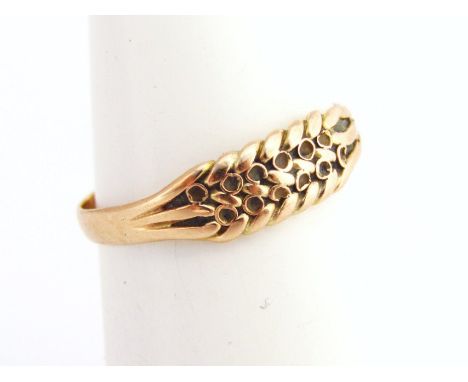 A ladies 9ct gold dress ring, with shaped top, size M, 1.5g.