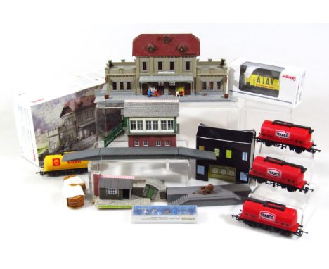 Various Marklin HO-gauge rolling stock, to include Alak truck, 5cm high, others for Texaco, Shell, etc. 72798 railway station