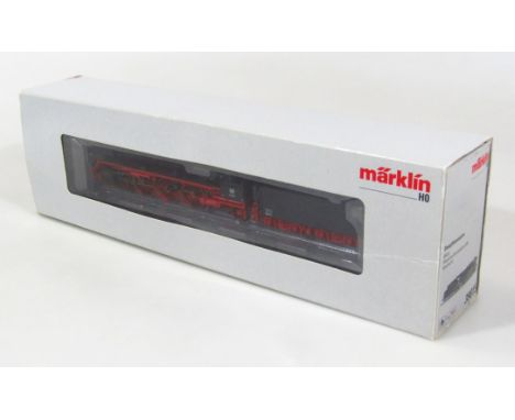 A Marklin HO-gauge locomotive and tender, 01147 39015 Damplokomotive BR01, 5cm high. (boxed)