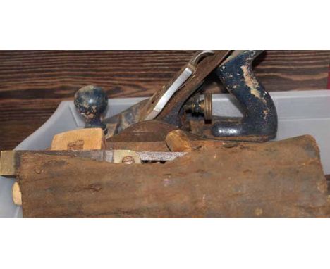LARGE LOT OF VARIOUS 20TH CENTURY CARPENTRY TOOLS
including planes and a vice