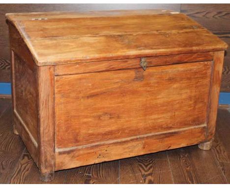 PINE SLOPED TRUNK