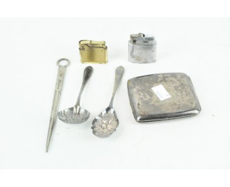 Assorted metalware collectables, comprising two pocket lighters, silver plated sugar sifter spoon, silver plated cigarette ca