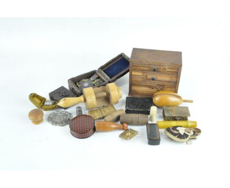 A collection of mixed treen and sewing related collectables, to include a sewing clamp and spinner, 'will you take a pinch?' 