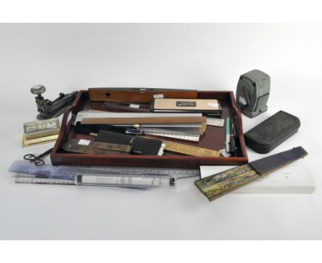 A selection of assorted desk and writing related wares, including a pencil sharpener, vintage desk calendar, rulers and more,