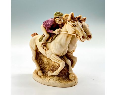 A trinket box that depicts two jockeys being neck and neck in a race with their horses. The jockeys can be lifted for item st