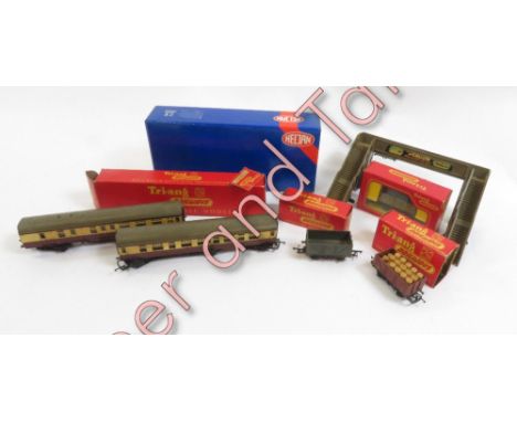 A quantity of assorted OO gauge loco's, goods wagons and coaches, some boxed.  Includes unboxed Lima diesel D814 and Triang a