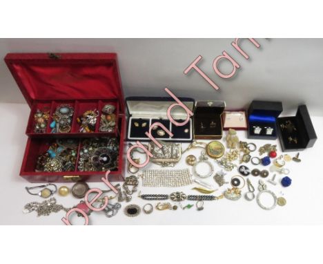 A collection of assorted costume jewellery, including a Miracle brooch and other Miracle style jewellery